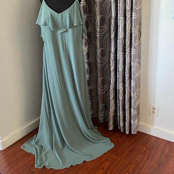 Elegant Green Maxi Dress - Picture 4 of 14